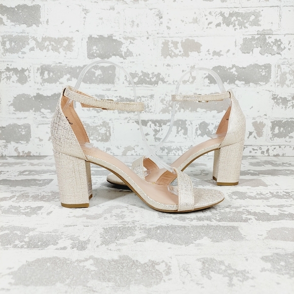 New Bandolino Armory 3 Silver Open Toe Ankle Strap Heeled Sandals C501 - Picture 3 of 12